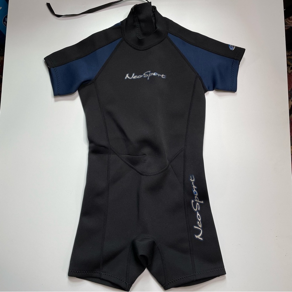 NeoSport black swim wetsuit boys 8